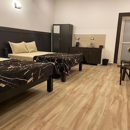 Rr Holiday Inn Кодайканал Экстерьер фото