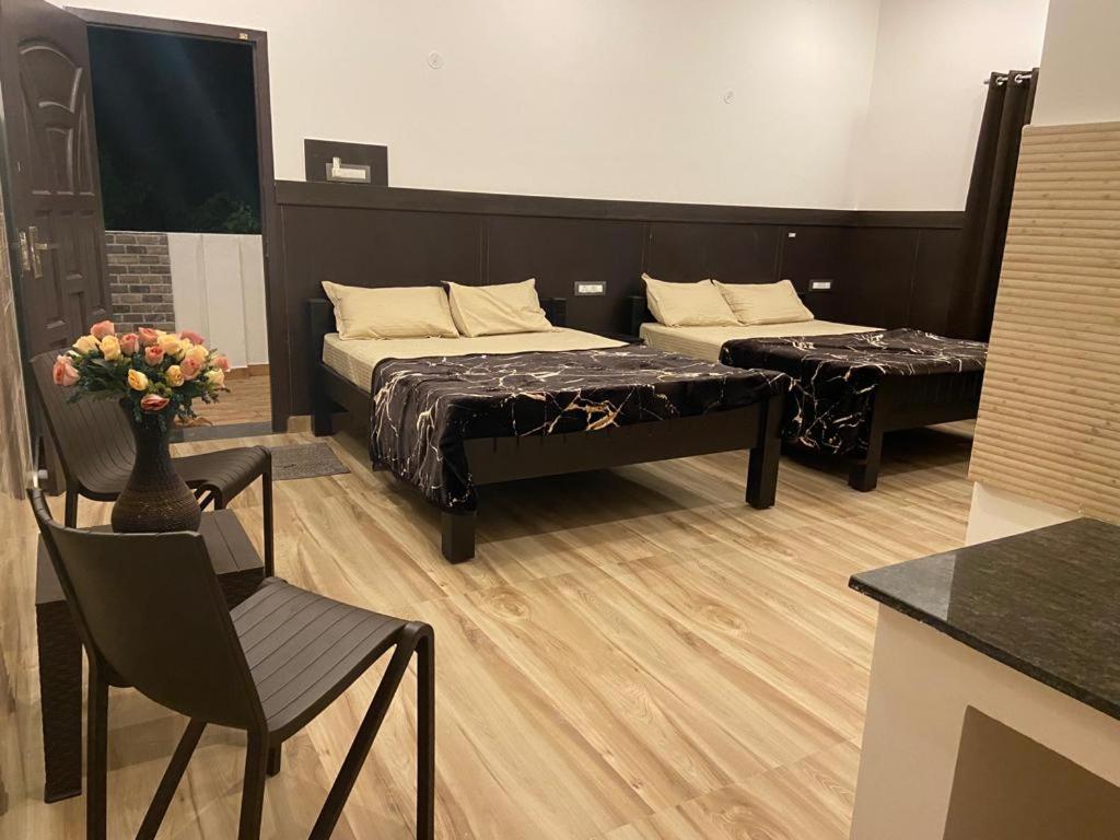 Rr Holiday Inn Кодайканал Экстерьер фото