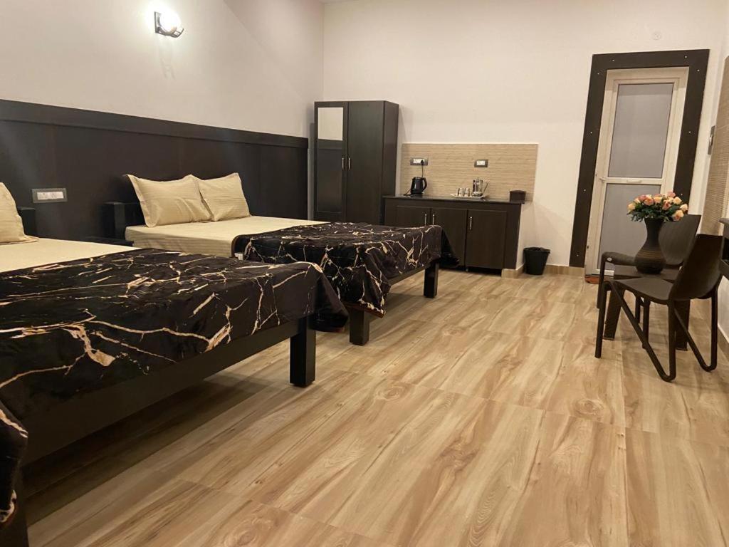 Rr Holiday Inn Кодайканал Экстерьер фото