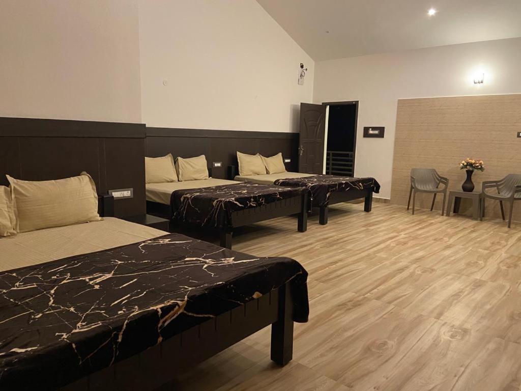 Rr Holiday Inn Кодайканал Экстерьер фото