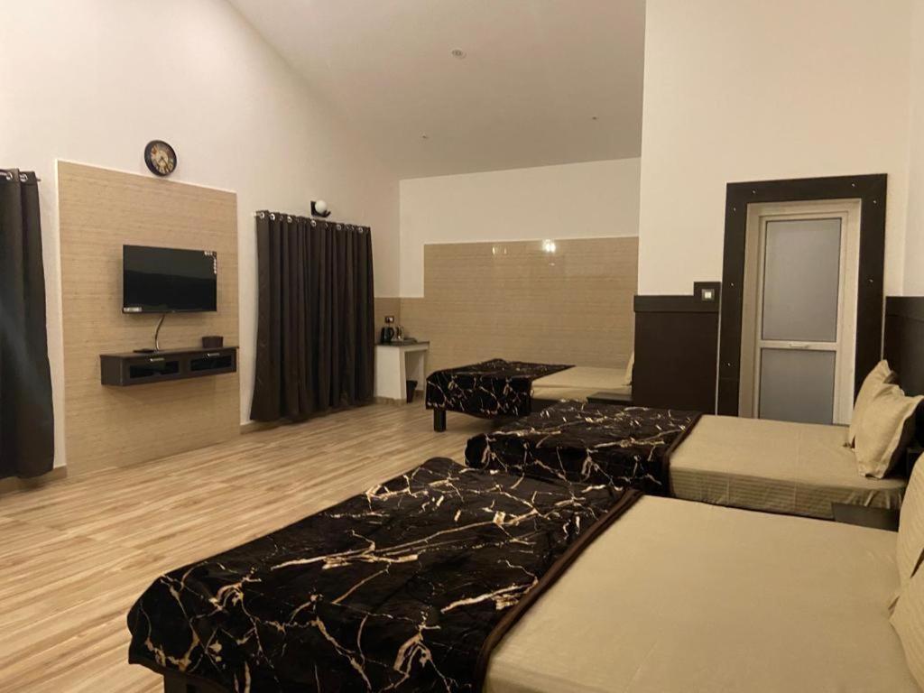 Rr Holiday Inn Кодайканал Экстерьер фото